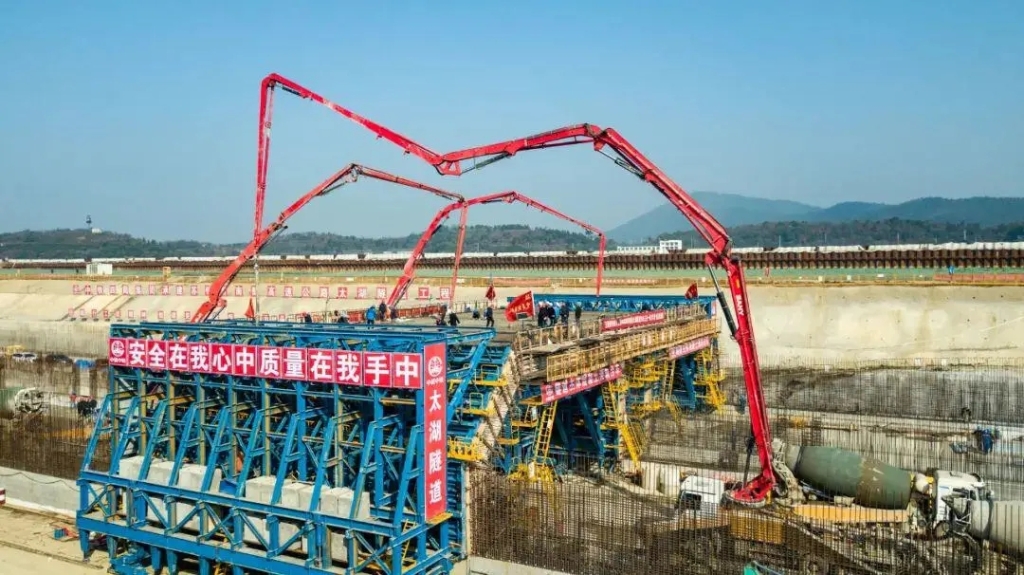 2019年1月18日，太湖隧道主體結(jié)構(gòu)頂板完成首次澆筑，隧道完整的主體結(jié)構(gòu)框架顯現(xiàn)出來(lái)。