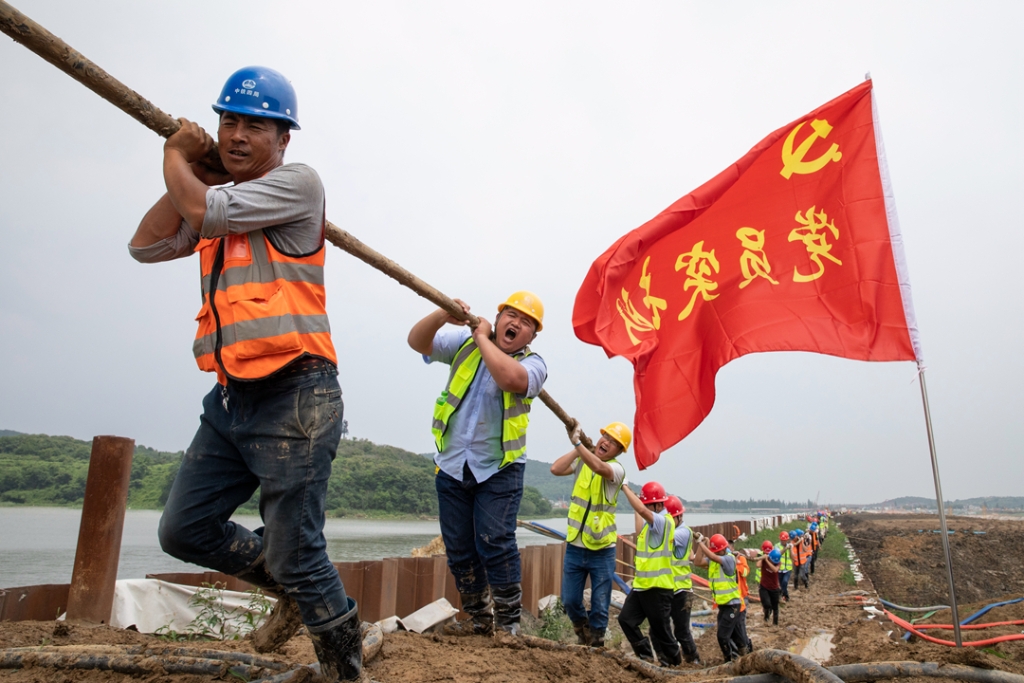 2019年6月21日，蘇錫常太湖隧道工地架設(shè)萬(wàn)伏電纜，黨員突擊隊(duì)在施工現(xiàn)場(chǎng)。