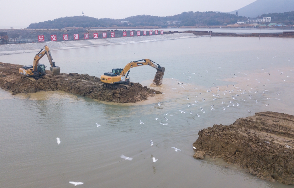2019年12月23日，鳥(niǎo)群從陸島轉(zhuǎn)換圍堰回水施工現(xiàn)場(chǎng)飛過(guò)。