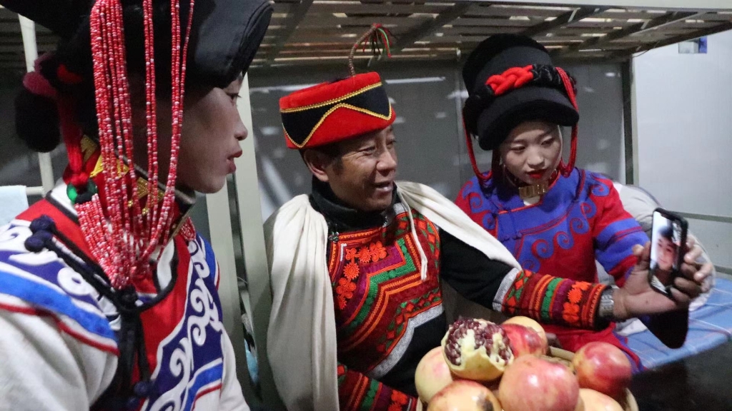 2020年12月21日晚 7 時(shí)許，來(lái)自大涼山的彝族隧道工們?cè)谔紫逻^(guò)了一個(gè)別樣的“彝年”