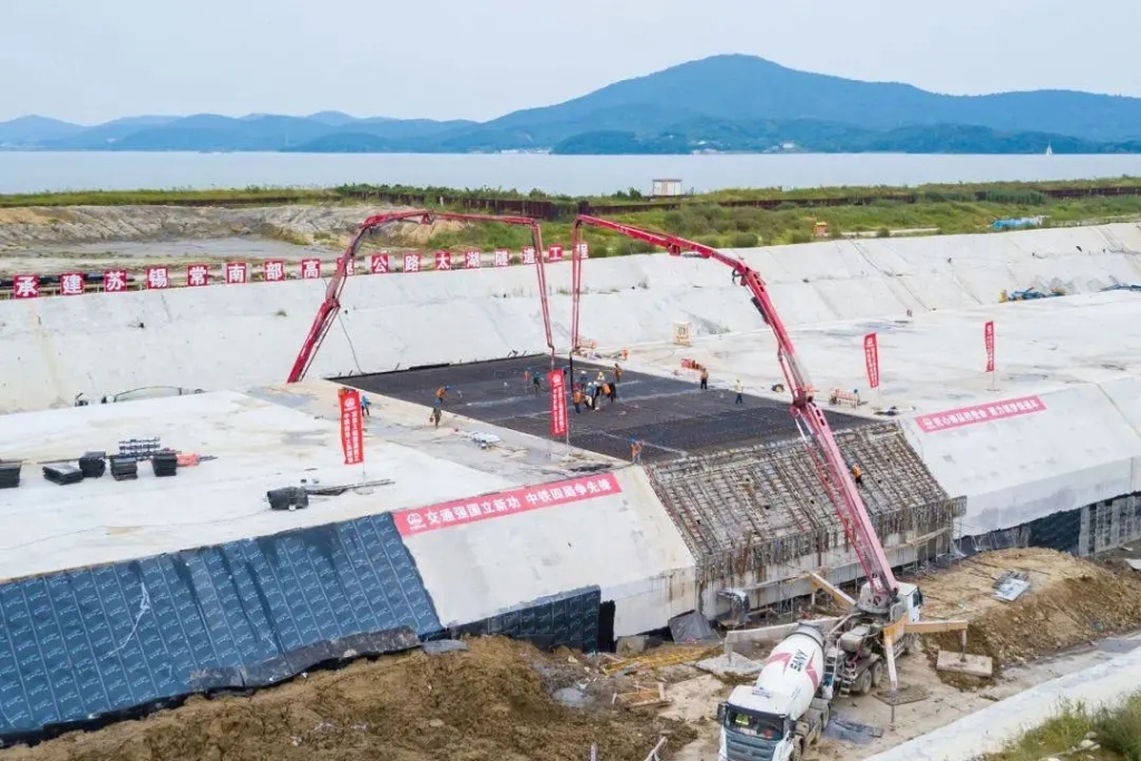 2021年9月5日，中鐵四局施工的太湖隧道南泉段主體工程全部完工。與此同時(shí)，南泉段施工轉(zhuǎn)入調(diào)平層、防撞側(cè)石等附屬工程施工階段，為下一步隧道早日通車打下堅(jiān)實(shí)基礎(chǔ)。