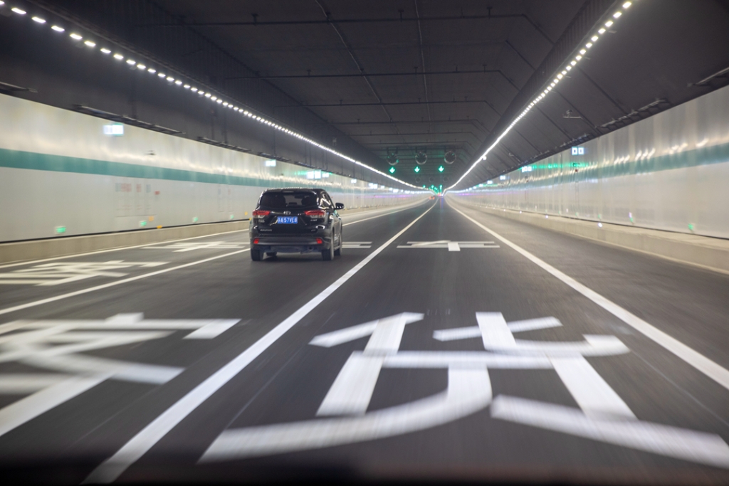 2021年12月30日，車輛在蘇錫常南部高速公路太湖隧道內(nèi)行駛。