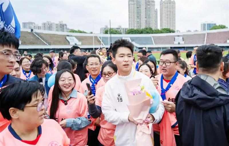 無錫隊載譽歸來 全城致敬不服輸?shù)摹坝埠怂厶摇?></li>
							<li id=